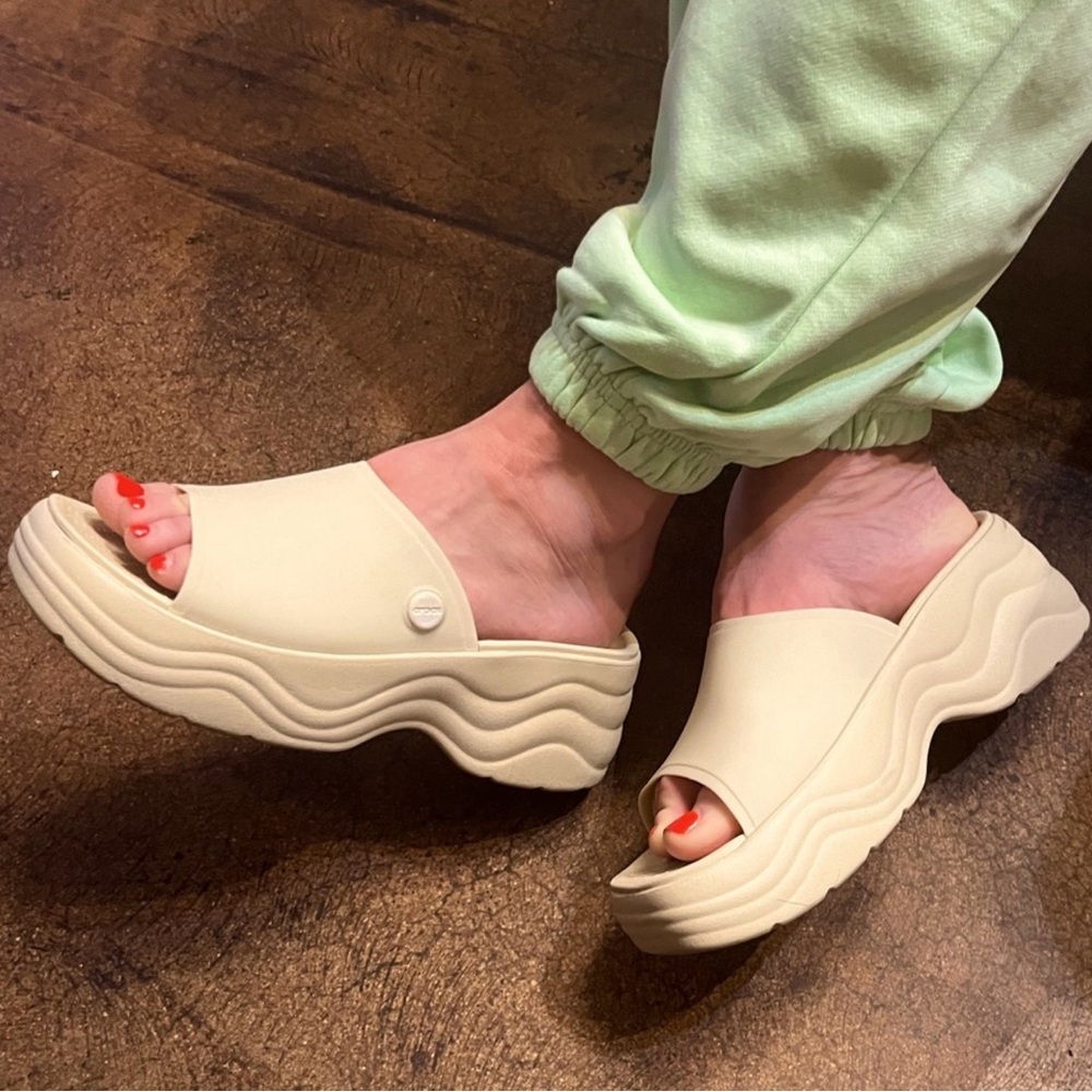 Crocs Skyline Slide Sandal in Bone Size 9